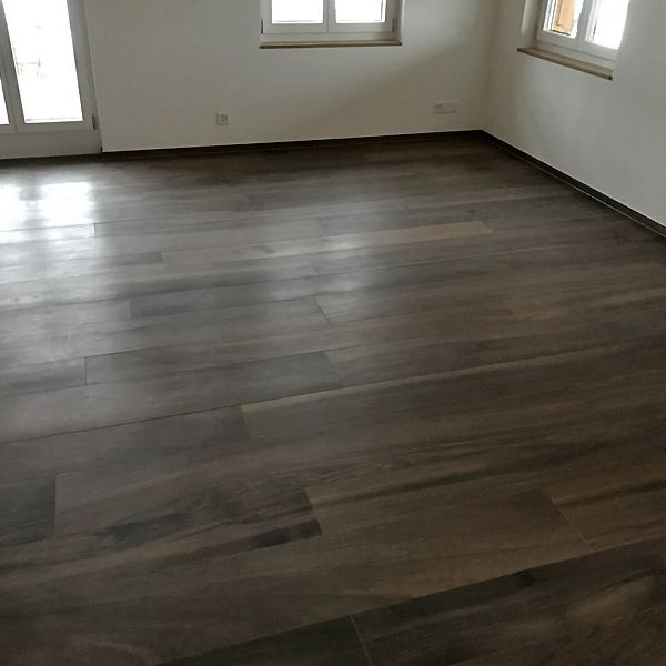 001 Fliesen Bodenplatten Holzdekor Brechbuehl Baugeschaeft