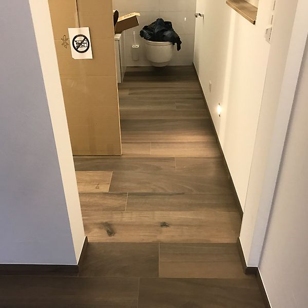 002 Fliesen Bodenplatten Holzdekor Brechbuehl Baugeschaeft