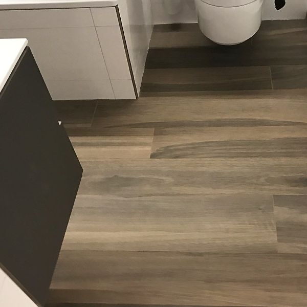 003 Fliesen Bodenplatten Holzdekor Brechbuehl Baugeschaeft