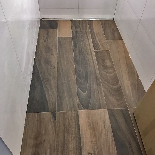 007 Fliesen Bodenplatten Holzdekor Brechbuehl Baugeschaeft
